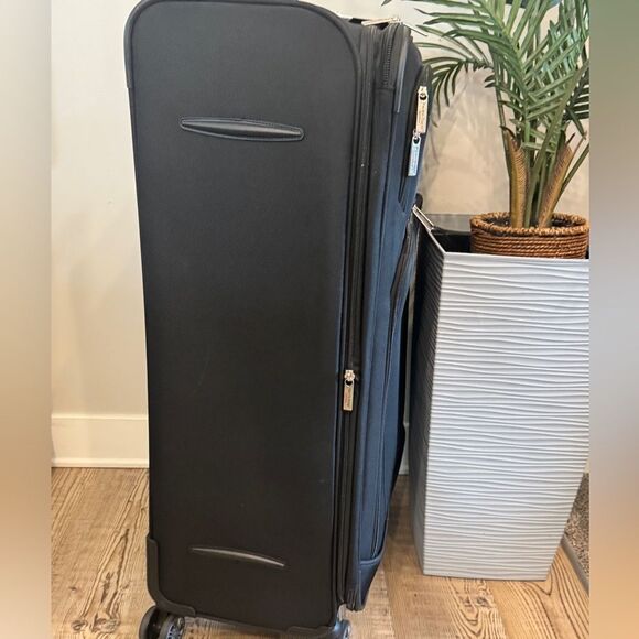 Pacific Coast Signature 28″ Softside Spinner Upright Luggage – Black - Picture 5 of 10